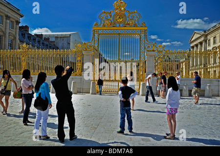 Versailles - Asiatische Familientouristen besuchen das französische Denkmal, das Schloss Versailles, Mann, der Fotos vor dem Schloss von Versailles Frankreich macht, Stockfoto