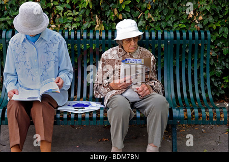 Paris, Frankreich - Französisch weibliche Senioren Entspannung in Park Bank im 'Promenade Plantée' Park, Lesen von Seniorenzeitschriften, Rentner Stockfoto