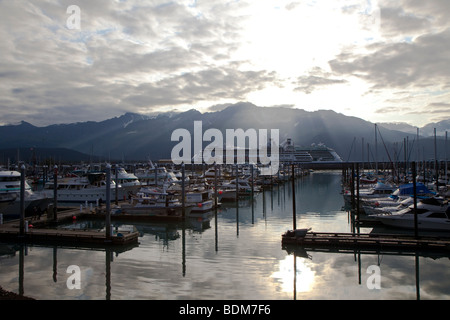 Seward, Alaska - die kleinen Bootshafen und das Kreuzfahrtschiff Ryndam in Resurrection Bay. Stockfoto