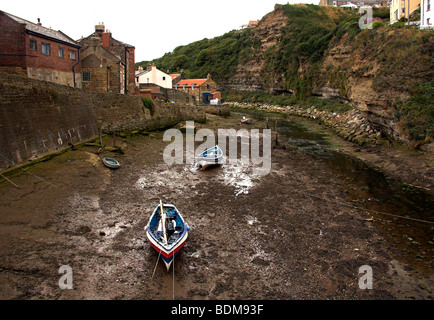 Staithes Beck, entgeisterung Boote in der Mündung des kleinen Fischerdorf Dorf von Staithes, North Yorkshire, England, UK Stockfoto