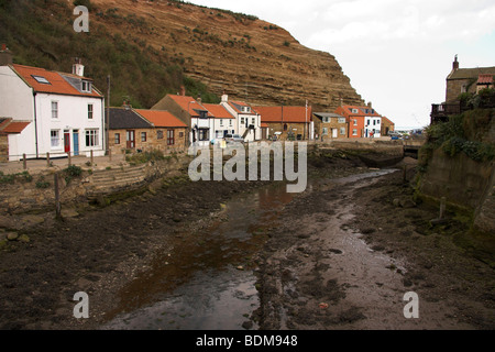 Staithes Beck, Mündung in die Fischerei Dorf Staithes, North Yorkshire, England, UK Stockfoto