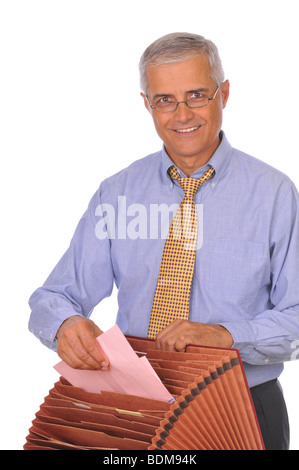 Lächelnde Geschäftsmann Putting Papiere im Feld Datei isoliert auf weiss Stockfoto