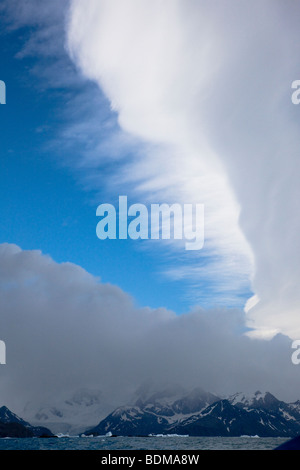 Hohen linsenförmige Wolken über Berggipfel wo die stürmische Wolken im antarktischen Sommer von Süd-Georgien Antarktis Schnee fallen lassen Stockfoto
