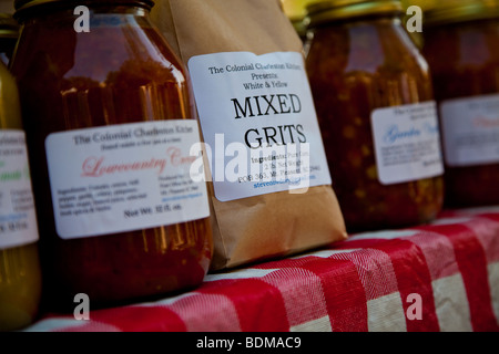 Stein-Boden-Grütze und andere lokalen Spezialitäten auf dem lokalen Bio-Bauernmarkt in Marion Square in Charleston, SC Stockfoto