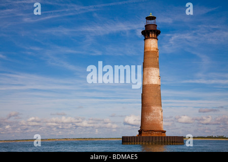 Historische Morris Insel-Leuchtturm, umgeben von Wasser in Charleston, South Carolina. Der Leuchtturm wurde im Jahre 1767 erbaut. Stockfoto