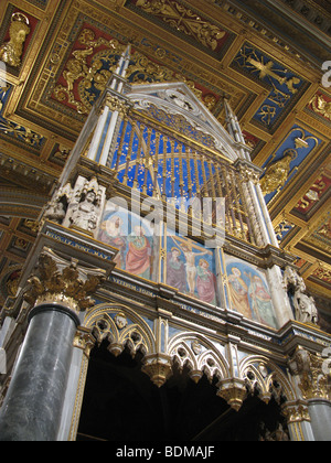 Hauptaltar in San Giovanni in Laterano Basilika, Rom Stockfoto