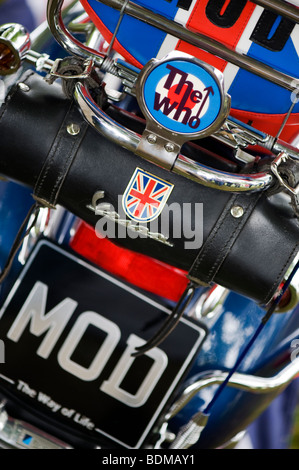 Benutzerdefinierte Mods-Vespa-Roller mit Logos und Union Jack Aufkleber Stockfoto