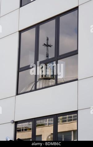 Reflexion von Milton Keynes Kirche in Office Windows, Buckinghamshire, England, UK Stockfoto