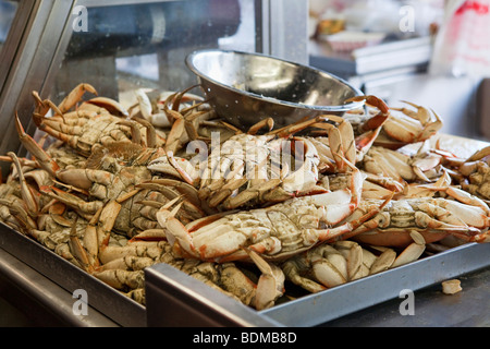 Krabben zum Verkauf an einem Imbissstand am Fishermans Wharf in San Francisco, Kalifornien, USA Stockfoto