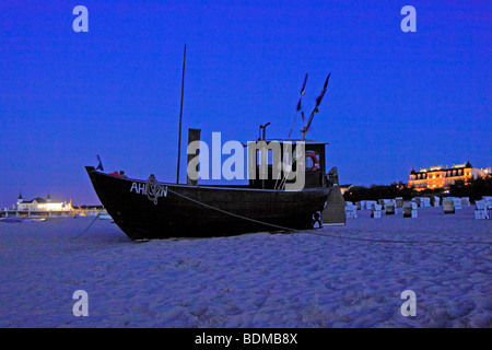 Fischerboot auf dem Strand von Ahlbeck, Insel Usedom, Mecklenburg-Vorpommern, Norddeutschland Stockfoto