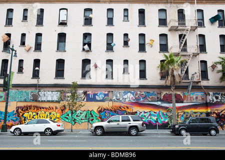 Bunte Graffiti auf der Vorderseite eines Gebäudes mit Stühlen klebte an der Außenseite in San Francisco, USA Stockfoto