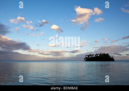 Tropical Island am Horizont von Muri Beach auf Rarotonga in Cook-Inseln in der Südsee gesehen Stockfoto