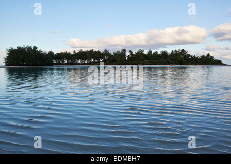 Tropical Island am Horizont von Muri Beach auf Rarotonga in Cook-Inseln in der Südsee gesehen Stockfoto