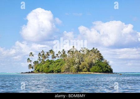 Tropische Insel am Horizont von Muri Beach auf Rarotonga in Cook-Inseln in der Südsee gesehen Stockfoto