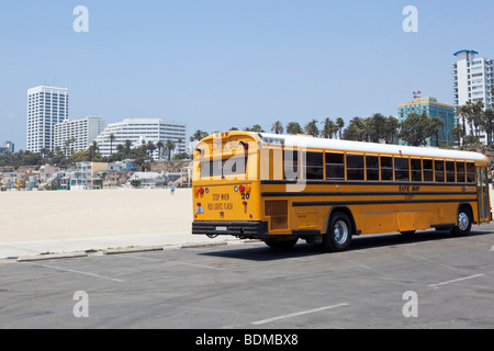 Schulbus geparkt am Strand von Santa Monica in Los Angeles, Kalifornien, USA Stockfoto