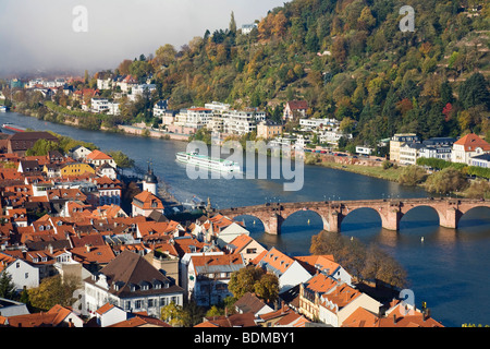 Altstadt von Heidelberg mit alten Brücke und Fluss Neckar, Blick vom Heidelberger Schloss, Baden-Württemberg, Deutschland, E Stockfoto