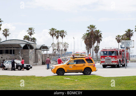 Ein Polizeiauto, Rettungsschwimmer, SUV und ein Feuerwehrauto am Venice Beach in Los Angeles, Kalifornien, USA Stockfoto