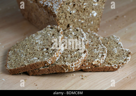 Frisch gebackenes Brot, mit vier Scheiben. Roggen und Weizen mit Sesam obenauf. Stockfoto