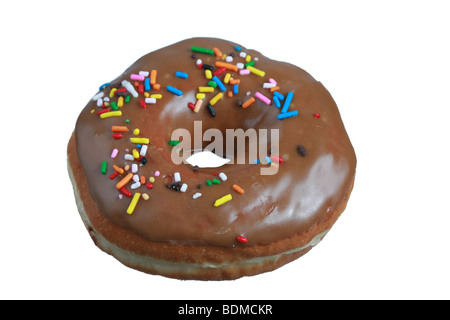 Donut mit Streuseln obendrauf, isoliert auf weiss. Stockfoto