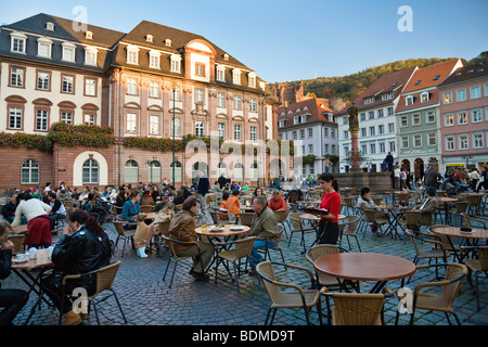 Cafe auf dem Marktplatz mit Rathaus, die Altstadt von Heidelberg, Baden-Württemberg, Deutschland, Europa Stockfoto