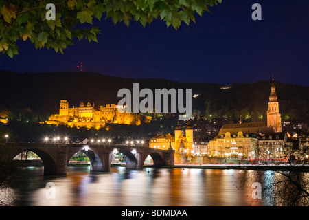 Altstadt von Heidelberg mit alte Brücke und Schloss Heidelberg am Neckar River in der Nacht, Baden-Württemberg, Deutschland, Euro Stockfoto