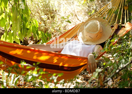 Frau in einer Hängematte Stockfoto