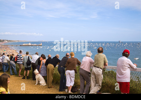 Eine Menge Leute auf einer Klippe mit Blick über Bournemouth Strandpromenade und Seebrücke. Dorset.  Mit Blick auf den Strand und die Seebrücke. UK Stockfoto