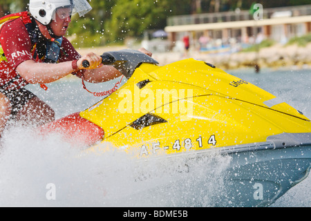 Nahaufnahme der RNLI Rettungsschwimmer in Aktion auf eine Rettung Wasser Handwerk (RWC). Hafen von Poole, Dorset. VEREINIGTES KÖNIGREICH. Stockfoto