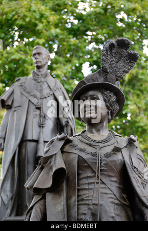Statuen der Königin Elizabeth, die Königinmutter und König George VI in der Mall, London, England. Stockfoto