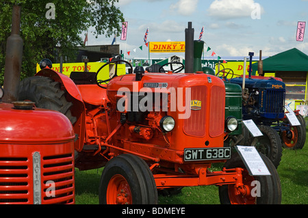 Oldtimer Traktoren auf dem Display an der Great Yorkshire Show Harrogate North Yorkshire England UK Großbritannien GB Großbritannien Stockfoto