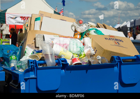 Komplette industrielle skip enthält Karton Papier und Kunststoff Abfall für Recycling North Yorkshire England UK Vereinigtes Königreich GB Großbritannien Stockfoto