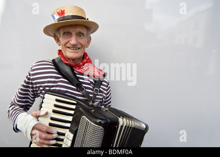 ALTER MANN SPIELT AKKORDEON Stockfoto