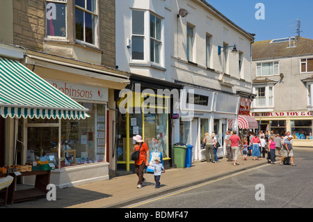 Menschen Touristen Besucher in Geschäften Geschäfte im Sommer John Street Filey North Yorkshire England Vereinigtes Königreich GB Großbritannien Stockfoto