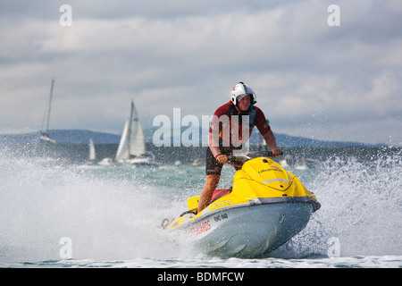 RNLI Rettungsschwimmer in Aktion, auf eine Rettung Wasser Handwerk (RWC), im Hafen von Poole. Dorset. VEREINIGTES KÖNIGREICH. Stockfoto