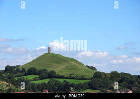 Fernblick über Glastonbury Tor gesehen vom Wearyall Hill Somerset England Großbritannien Stockfoto