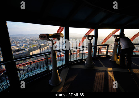 Besucher auf der Aussichtsplattform des Kyoto Tower. Kyoto. Kansai (aka Kinki) Region. Japan Stockfoto