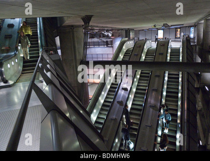 Rolltreppen auf die Londoner U-Bahn Haltestelle Westminster. Stockfoto