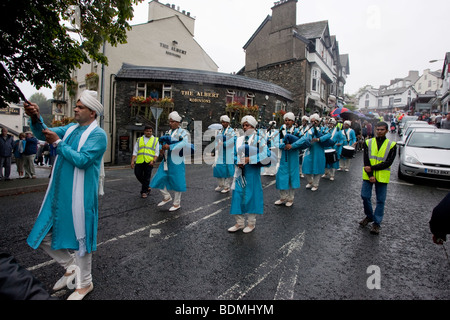 Hindu Gemeinde verbunden Einheimischen in einer fantastischen Prozession des Friedens im Lake District-Bowness auf Windermere Cumbria August Bank Stockfoto