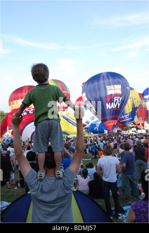 Bunte Heißluftballons am Abend Abflug am Sonntag 9. August bei Bristol Balloon Fiesta 2009, Großbritannien Stockfoto