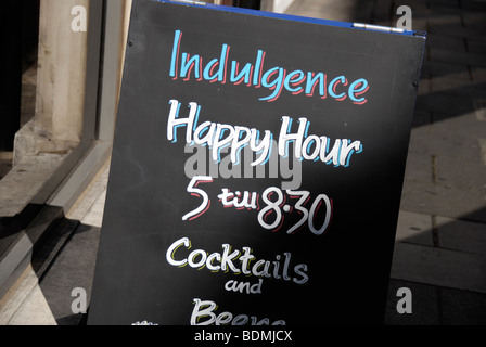 Genuss-Happy-Hour-Aktion unterzeichnen Aussenbar, London, England, UK Stockfoto