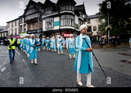 Hindu Gemeinde verbunden Einheimischen in einer fantastischen Prozession des Friedens im Lake District-Bowness auf Windermere Cumbria August Bank Stockfoto