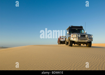 4WD Fahrzeuge auf Dünen am Stockton Beach, Newcastle, New South Wales, Australien Stockfoto