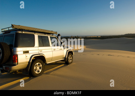 Toyota Landcruiser auf Düne am Stockton Beach, Newcastle, New South Wales, Australien Stockfoto