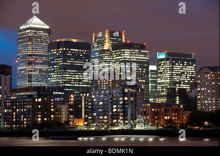 Londons Finanzdistrikt in der Nacht Stockfoto