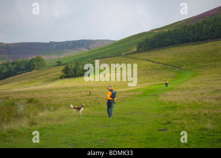 Wanderer auf dem Weg von Edale bis zu klingeln Roger, Kinder Scout, in der Nähe von Edale, Peak National Park, Derbyshire, England UK Stockfoto