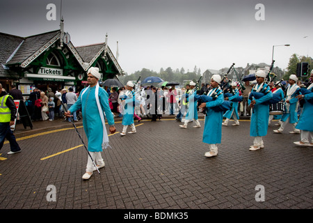 Hindu Gemeinde verbunden Einheimischen in einer fantastischen Prozession des Friedens im Lake District-Bowness auf Windermere Cumbria August Bank Stockfoto