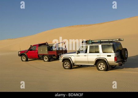 4WD Fahrzeuge auf Dünen am Stockton Beach, Newcastle, New South Wales, Australien Stockfoto