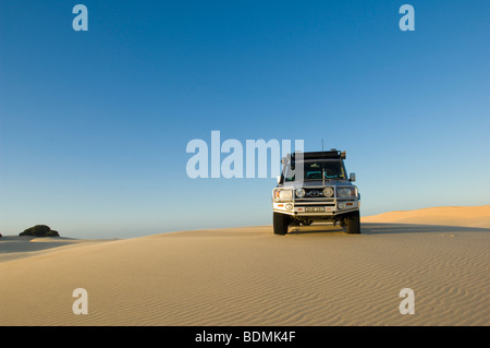 Toyota Landcruiser auf Düne am Stockton Beach, Newcastle, New South Wales, Australien Stockfoto