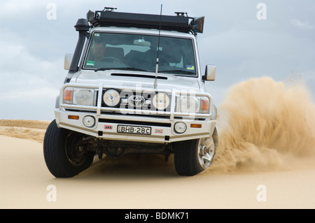 Toyota Landcruiser auf Sanddüne am Stockton Beach, Newcastle, New South Wales, Australien Stockfoto