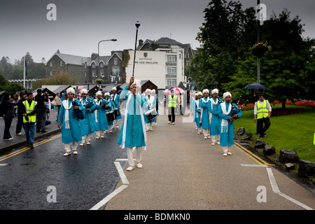 Hindu Gemeinde verbunden Einheimischen in einer fantastischen Prozession des Friedens im Lake District-Bowness auf Windermere Cumbria August Bank Stockfoto